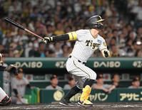 　６回、２ランを放つ佐藤輝（撮影・高部洋祐）