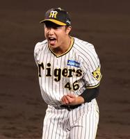 　８回、丸を空振り三振に打ち取りガッツポーズの島本（撮影・山口登）