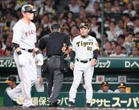 　８回、長野（左）を打ち取った石井に代え、島本を投入した岡田監督（右）＝撮影・中田匡峻