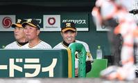 　７回、近本の適時失策で追加点が入り笑顔の岡田監督（右）＝撮影・中田匡峻