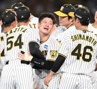 　涙を流す坂本（撮影・中田匡峻）