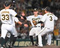 　優勝を決め歓喜の佐藤輝（撮影・高部洋祐）