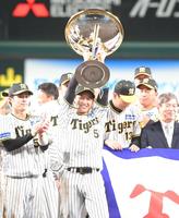 　優勝トロフィーを掲げる近本（中央）＝撮影・高部洋祐