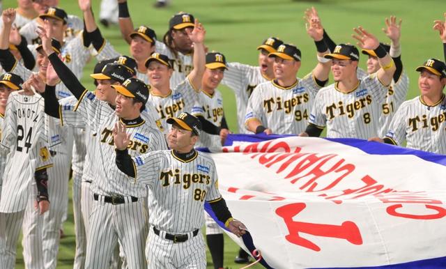 甲子園のスタンドで大ウエーブわき起こる！今季１２球団最多４万２６４８人が歓喜のうねり 糸井氏も「楽しー！」/阪神タイガース/デイリースポーツ  online