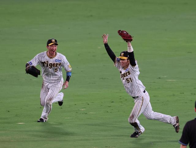 ウイニングボールをつかんだ阪神・中野「全部根こそぎ捕りにいきたい」実は記念球ハンター「結構持ってる（笑）」