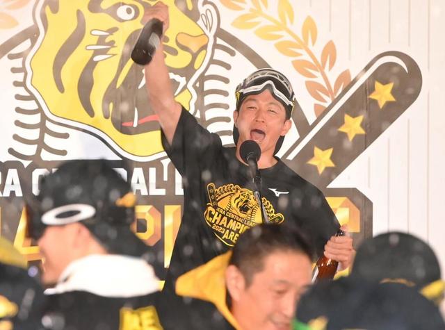【写真】岡田監督が歓喜のビールまみれ！平田ヘッドが頭からジャブジャブ