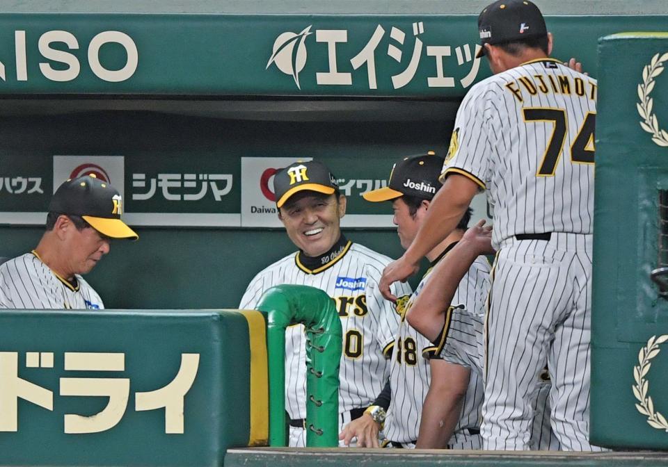 　試合に勝利し、笑顔を見せる岡田監督（中央）＝撮影・中田匡峻