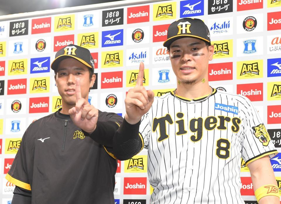 　ヒーローインタビューを終え、二人で「Ｍ１」のポーズを決める青柳（左）と佐藤輝（撮影・高部洋祐）