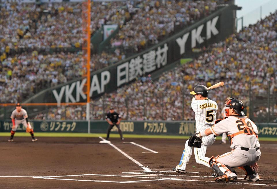 　１回、中前打を放つ近本（撮影・北村雅宏）