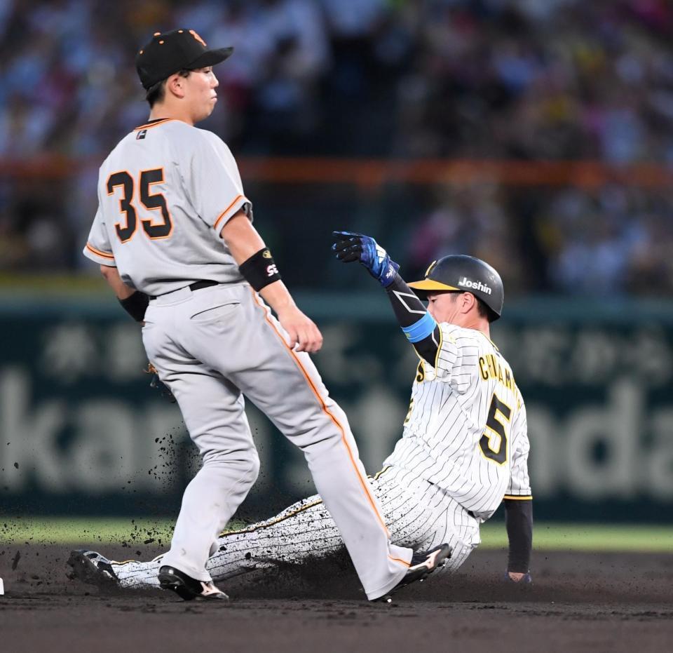 　１回、二盗を決める近本（右）。左は遊撃手の門脇（撮影・中田匡峻）