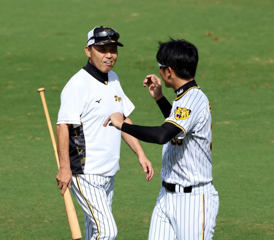 　才木（右）に声をかける岡田監督（撮影・山口登）