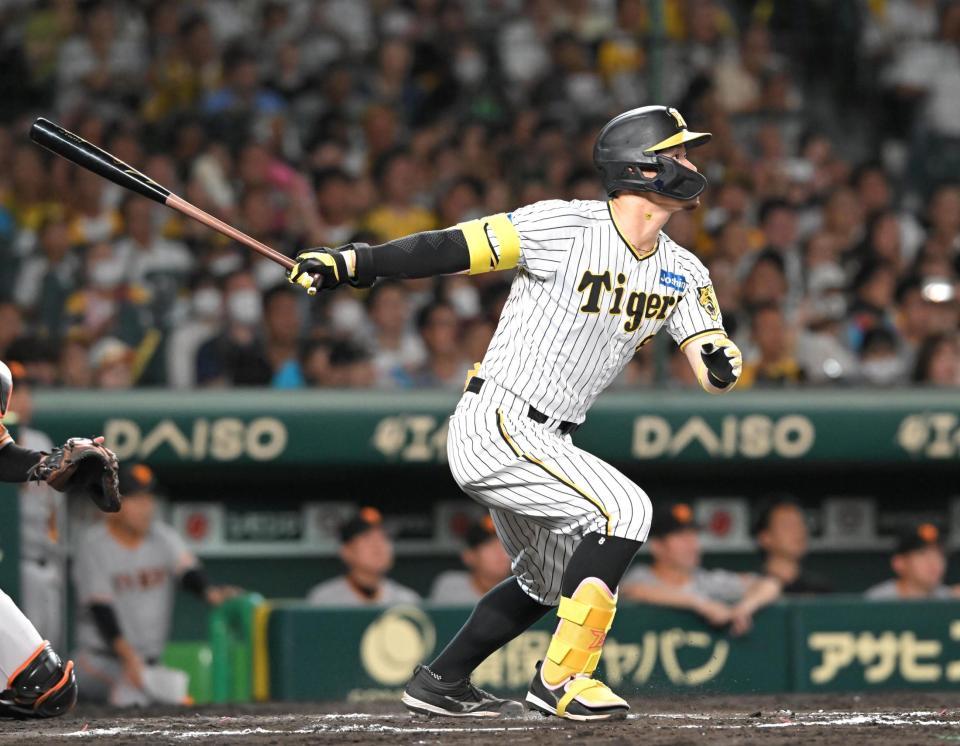 　６回、２ランを放つ佐藤輝（撮影・高部洋祐）