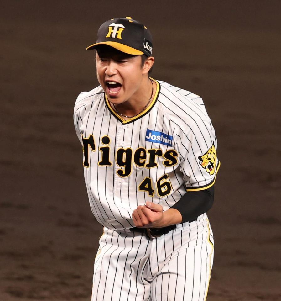 　８回、丸を空振り三振に打ち取りガッツポーズの島本（撮影・山口登）