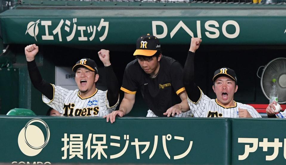 　８回、島本がピンチを脱し、喜ぶ岩貞（左）と石井（右）を横目に真っ先にベンチを飛び出す才木（撮影・中田匡峻）