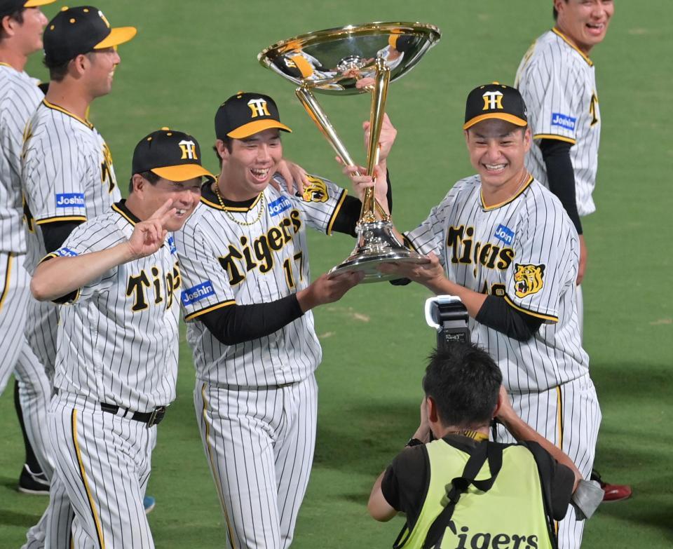 　場内一周しながらトロフィーを手に笑顔を見せる（右から）大竹、青柳、平田ヘッドコーチ（撮影・立川洋一郎）