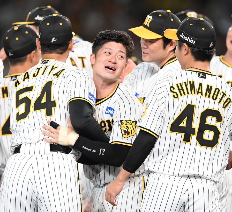 　涙を流す坂本（撮影・中田匡峻）