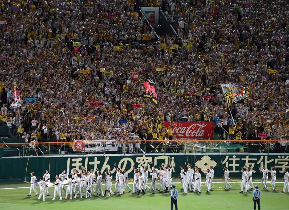 　場内一周する阪神ナイン（撮影・飯室逸平）