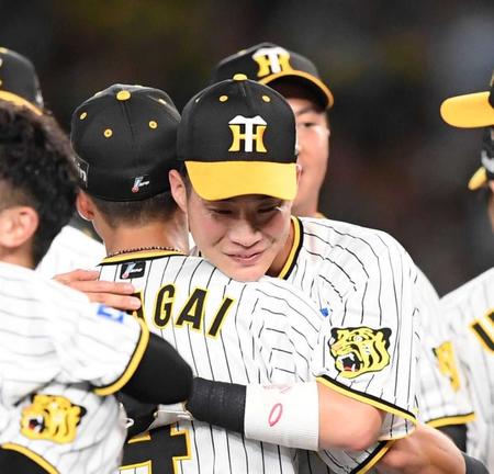 　熊谷と抱擁を交わす木浪