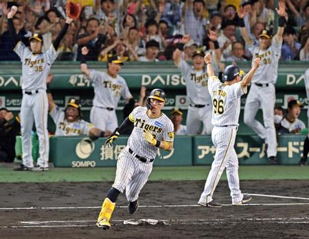 　６回、センターバックスクリーンへ２ランを放ち、ダイヤモンドを回る佐藤輝