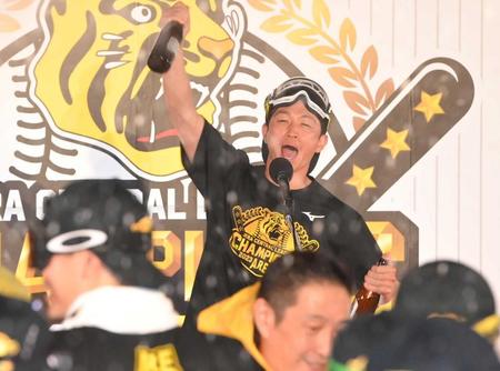 阪神ビールかけ　ミエセス大はしゃぎ→岡田監督「ミエちゃん、今日は主役ちゃうよ。成績にちなんだ騒ぎ方を」