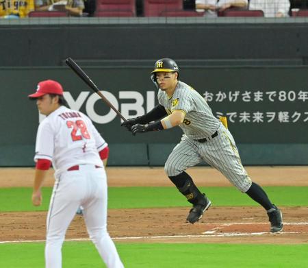 　１回、右前へ先制適時打を放つ佐藤輝（撮影・立川洋一郎）
