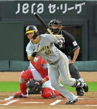 　１回、右前へ適時打を放つ小野寺（撮影・立川洋一郎）