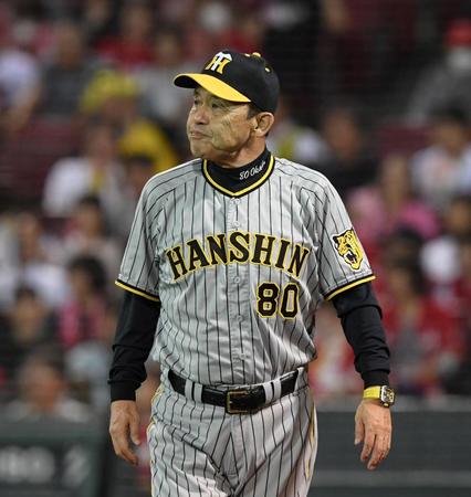 　８回表の攻撃を終え、選手交代を伝えた岡田監督（撮影・中田匡峻）