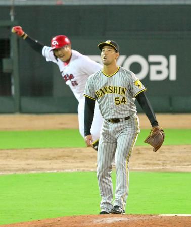 　８回、代打・松山に勝ち越し適時打を打たれる加治屋（撮影・立川洋一郎）