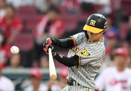 　１回、左前打を放つ中野（撮影・中田匡峻）