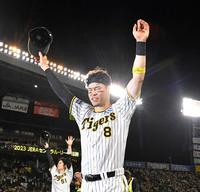 　フラッシュを浴びながら引き揚げる佐藤輝