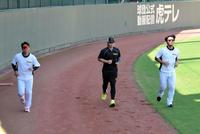 　ランニングをする（左から）村上、梅野、伊藤将