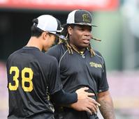 　小幡（左）にお腹を触られるミエセス（撮影・中田匡峻）