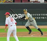 　１回、右前へ先制適時打を放つ佐藤輝（撮影・立川洋一郎）