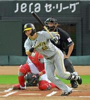 　１回、右前へ適時打を放つ小野寺（撮影・立川洋一郎）