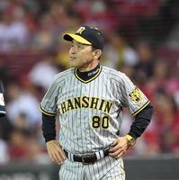 　６回の攻撃を終え、選手交代を告げる岡田監督（撮影・中田匡峻）