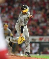 　４回、田村の打球が直撃する門別（撮影・中田匡峻）