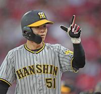 　１回、佐藤輝の先制適時打で生還した中野（撮影・中田匡峻）