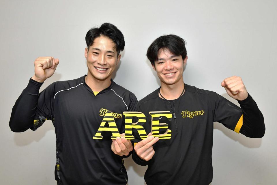 　１８年ぶりのリーグ優勝に貢献した木浪（左）と中野（撮影・中田匡峻）