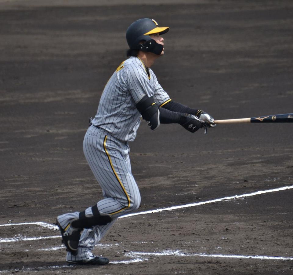 　３回、今季９号となる右翼への先制２ランを放つ高山