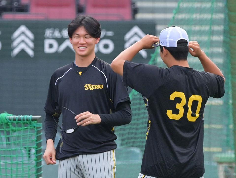　門別（右）と談笑する及川（撮影・立川洋一郎）