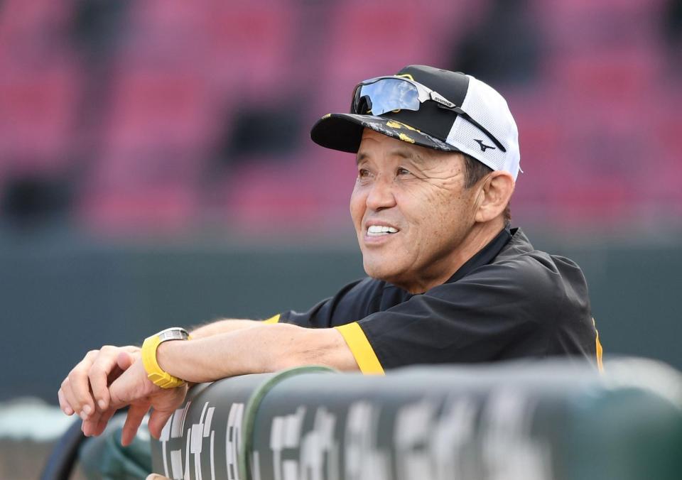 　練習を見守る岡田監督（撮影・中田匡峻）