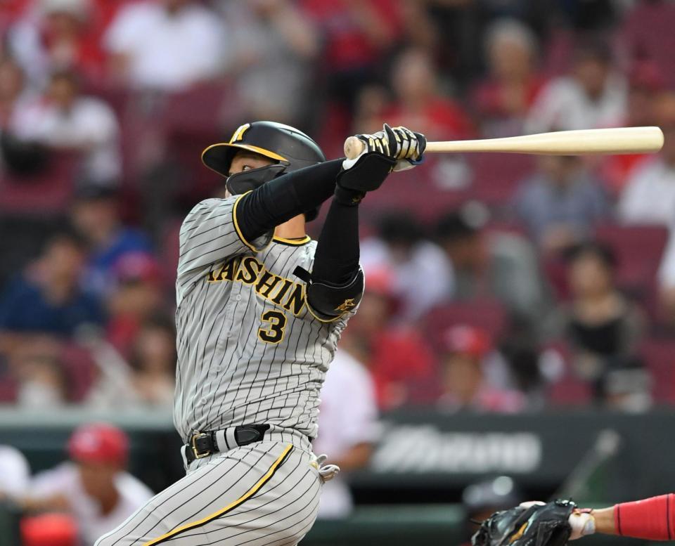 　１回、中前打を放つ大山（撮影・中田匡峻）