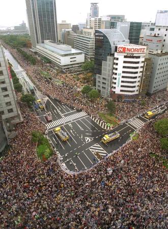 　２５万人のファンが詰めかけた阪神優勝パレード＝０３年１１月３日、神戸市中央区のフラワーロード