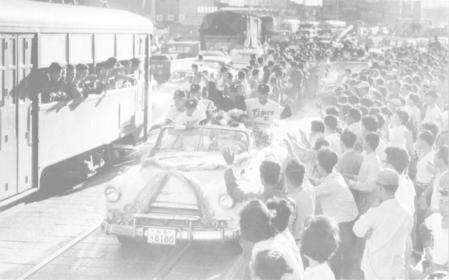 　国道２号をパレードする阪神ナイン＝１９６２年１０月５日