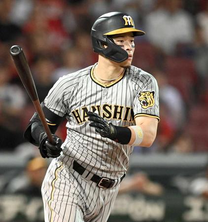 　５回、勝ち越し適時打を放つ佐藤輝