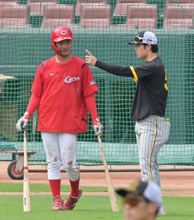 　練習を終えた矢野（左）と話し込む中野（撮影・立川洋一郎）