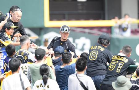 　練習後、ファンからサインを求められる岩貞（中央）＝撮影・中田匡峻