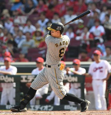 　３回、ライトへ二塁打を放つ佐藤輝（撮影・中田匡峻）