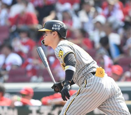 　１回、右前に２点適時打を放つ佐藤輝（撮影・中田匡峻）