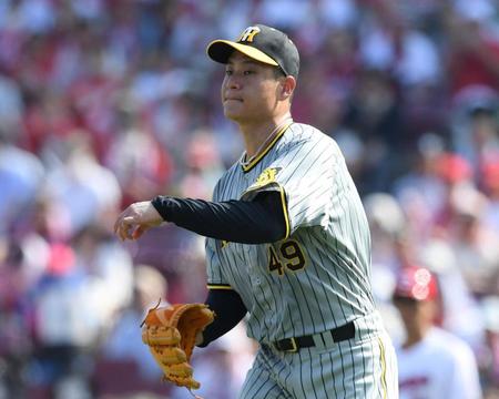 　２回、森下の打球を処理し、三塁に送球する大竹（撮影・中田匡峻）